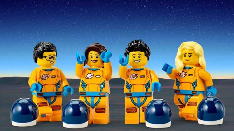 Зачем NASA отправило на Луну фигурки LEGO и другие игрушки